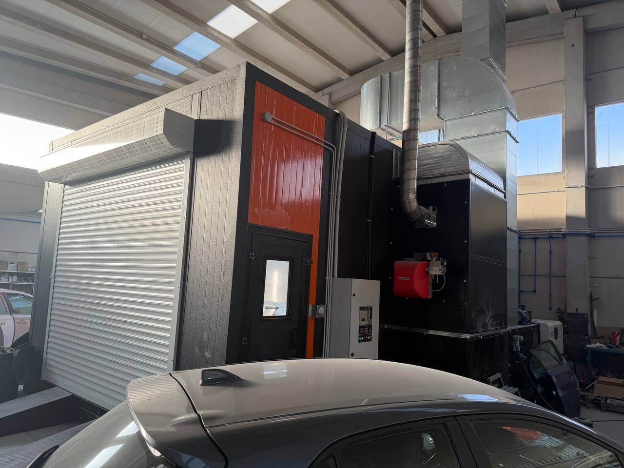 Індивідуальна конфігурація фарбувальної камери для автосервісу в Іспанії